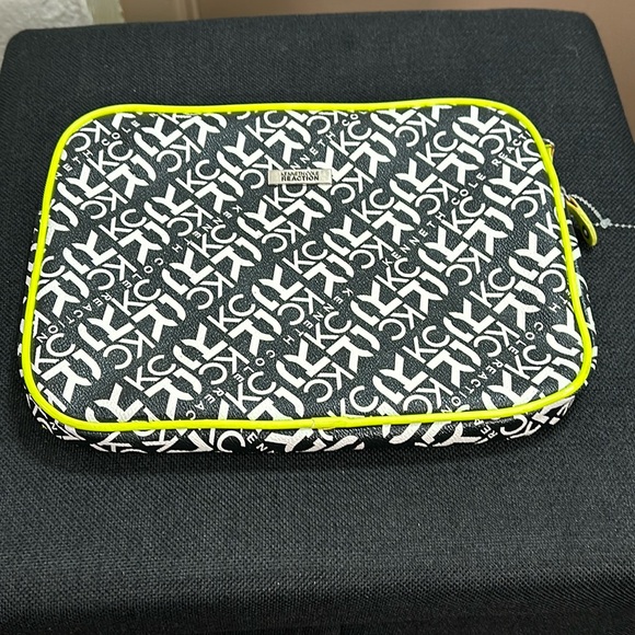 Kenneth Cole Reaction tablet or multipurpose bag - Picture 1 of 6